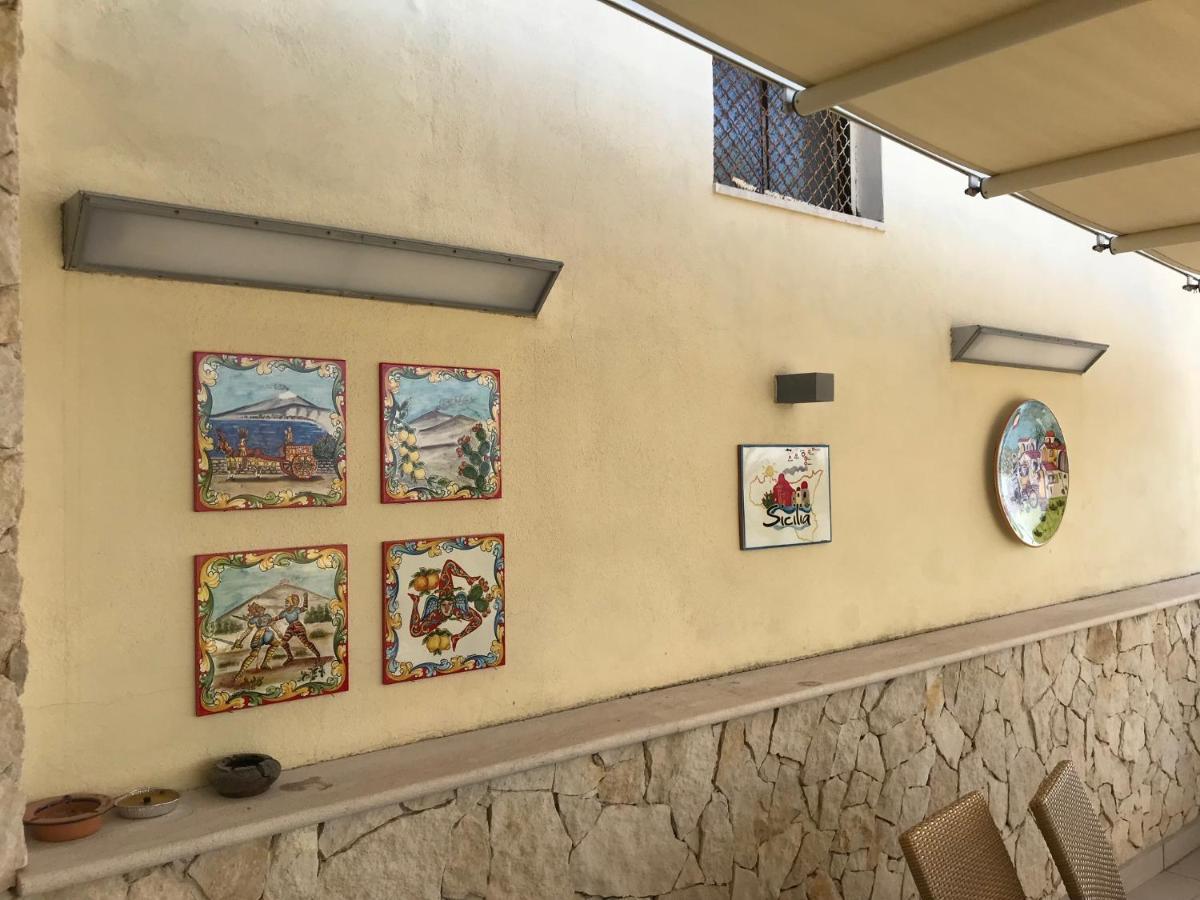 Ferienwohnung Attico Delle Pomelie Santa Teresa Di Riva Exterior foto