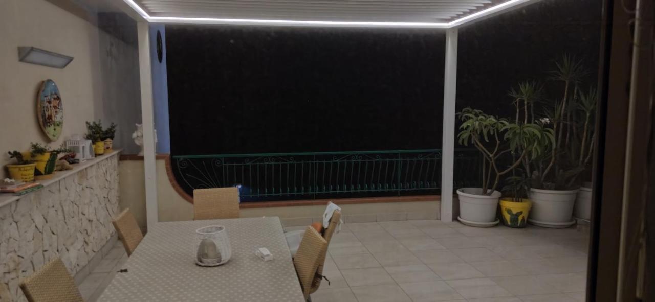 Ferienwohnung Attico Delle Pomelie Santa Teresa Di Riva Exterior foto